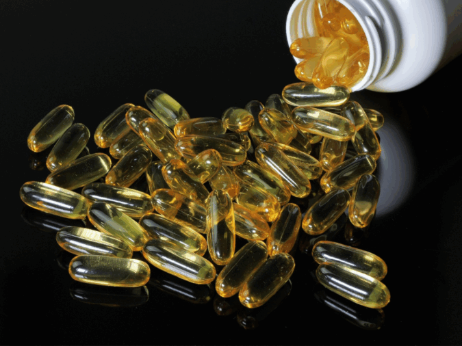 Medicamento pode ser saboroso e muito mais fácil de administrar, facilitando a vida dos tutores. Belo Horizonte, setembro de 2025 – Cada animal é único, assim como suas necessidades. O laboratório de manipulação da Drogaria Araujo, um dos maiores do Brasil, oferece medicamentos personalizados para pets, garantindo eficácia, segurança e praticidade no momento da administração. Com a manipulação, é possível criar fórmulas específicas para cada animal, combinando diferentes substâncias em um único medicamento. Dessa forma, elimina-se a necessidade de múltiplas doses, simplificando a rotina do tutor e reduzindo o estresse do pet. O serviço de manipulação permite que os medicamentos sejam adaptados às necessidades de cada animal, levando em conta idade, porte, condição de saúde e eventuais restrições alimentares. Entre as opções oferecidas estão biscoitos medicamentosos, pastas orais e soluções líquidas, todos com sabores que agradam os pets, como carne e peixe, tornando a administração mais simples e prazerosa. Os biscoitos podem ser preparados com a dosagem exata indicada pelo veterinário, garantindo que o pet receba o tratamento correto de maneira prática e segura. Já as pastas orais podem ser aplicadas diretamente na boca do animal ou misturadas ao alimento, aumentando a aceitação, enquanto as soluções líquidas permitem absorção rápida e efeito mais ágil. Para a gerente do laboratório de manipulação da Araujo, Angela Berti, a manipulação de medicamentos veterinários transforma a forma como os tutores cuidam da saúde de seus pets. “Com fórmulas personalizadas, cada animal recebe a dose exata, sem o estresse de comprimidos difíceis de administrar. Essas preparações são desenvolvidas para tratar doenças e condições específicas, formulados considerando as características fisiológicas e metabólicas de diferentes espécies, como cães, gatos, aves, equinos e outros animais”, afirma. Principais vantagens das fórmulas veterinárias manipuladas Além da personalização e do sabor, a manipulação permite combinar diferentes princípios ativos em uma única fórmula, inclusive em versões sem corantes ou conservantes, tornando o tratamento mais seguro e eficiente. Substâncias de uso exclusivo veterinário, como oclacitinib, pimobendan e trilostano, são manipuladas para tratar condições específicas, como dermatites alérgicas, cardiopatias e hiperadrenocorticismo em cães, respectivamente. Com essa flexibilidade, a rotina de administração de medicamentos se simplifica, reduzindo o número de doses e medicamentos, sempre respeitando a prescrição veterinária. Estrutura e capacidade do laboratório O laboratório de manipulação da Araujo, localizado no bairro Gutierrez, em Belo Horizonte, produz aproximadamente 1.200 fórmulas por dia e conta com mais de 230 funcionários, incluindo 18 farmacêuticos que supervisionam cada etapa da produção. Além dos medicamentos veterinários feito em capela exclusiva, o laboratório manipula para humanos cápsulas, sachês solúveis, cremes, géis, shampoos, fórmulas homeopáticas, vitaminas e suplementos, em formatos diferenciados como gomas, chocolates e pirulitos, atendendo às necessidades específicas de cada paciente e garantindo tratamentos personalizados e eficazes. “A personalização permite que os animais e também os pacientes recebam tratamentos feitos sob medida, seguros e adaptados às suas necessidades. Aliada à tecnologia e ao rigor no controle de qualidade, garante um serviço confiável e de alta qualidade”, explica Angela Berti. Inovação e perspectiva de crescimento O laboratório segue os padrões do MAPA (Ministério da Agricultura, Pecuária e Abastecimento), manipulando tanto insumos exclusivos veterinários quanto de uso humano, incluindo suplementos, vitaminas e substâncias de controle especial, como a gabapentina. Com a demanda crescente por medicamentos personalizados, a Araujo projeta crescimento de 20% entre 2024 e 2025, consolidando-se como referência em fórmulas manipuladas para animais e humanos, com tecnologia de ponta, segurança e flexibilidade para atender prescrições complexas. Sobre a Drogaria Araujo Reconhecida pela inovação em serviços e por um portfólio com mais de 23 mil produtos nas áreas de conveniência, saúde, beleza e bem-estar, a Araujo iniciou sua trajetória em 1906, na recém-fundada capital mineira. Hoje, é a maior empresa do setor em Minas Gerais, com mais de 70 milhões de atendimentos por ano e presente em 65 cidades. Seu pioneirismo e compromisso com o cliente são traduzidos no “Padrão Araujo de Medicamentos” – uma referência nacional em credibilidade, que assegura procedência, preços acessíveis, variedade e disponibilidade de estoque.